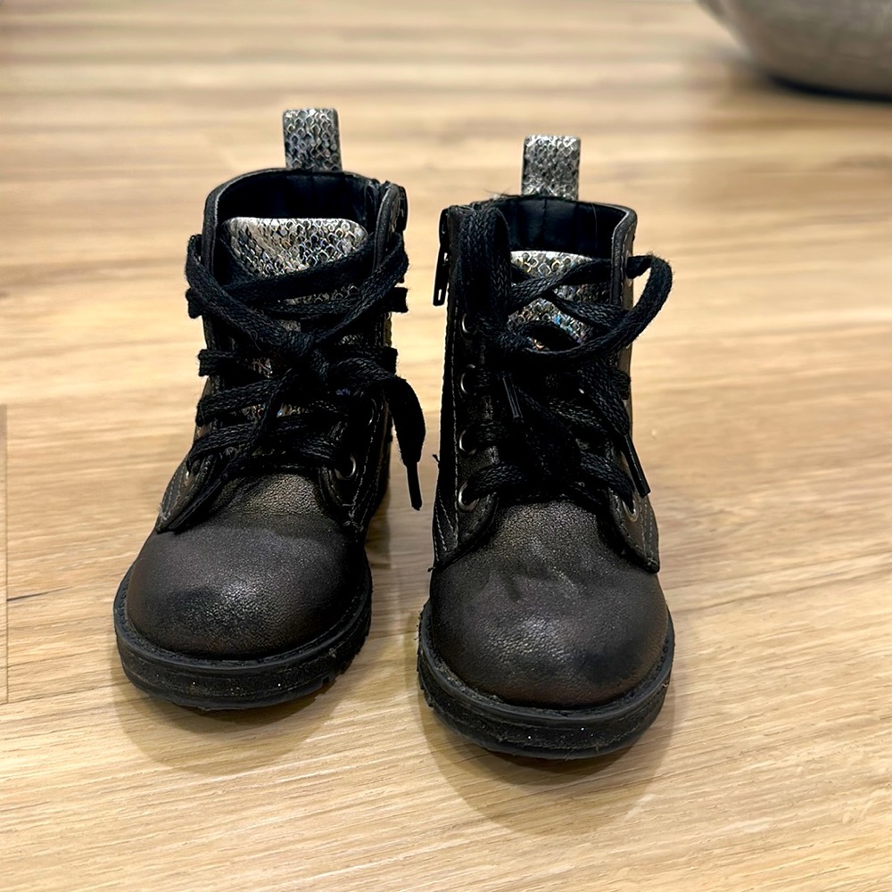 Dark shimmer Mini Mia black boots